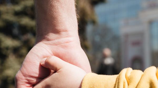 gest simplu dar cu impact mare politistul care a linistit copilul unei mame insarcinate cazuta la pamant foto in articol