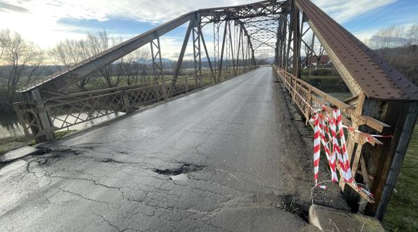 doar o peticeala pe podul de 100 de ani oamenii spun ca satul risca sa fie izolat