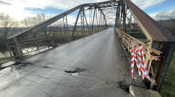 doar o peticeala pe podul de 100 de ani oamenii spun ca satul risca sa fie izolat