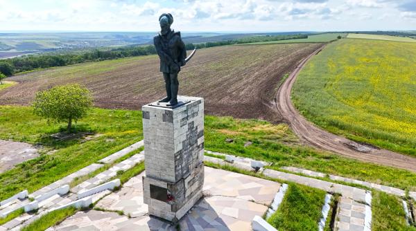 statuia lui ioan voda cel viteaz de la roscani restaurata si pusa in valoare