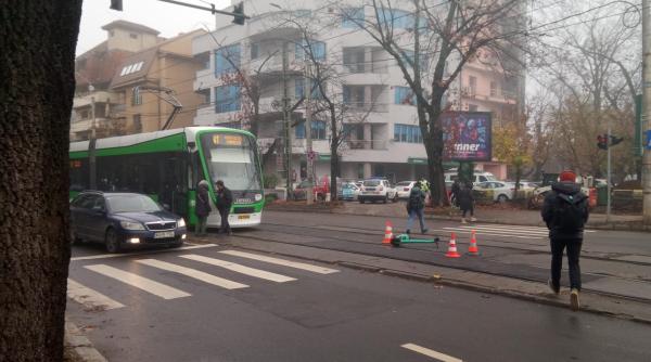 baiat pe trotineta accidentat pe linia de tramvai 41 circulatie blocata galerie foto