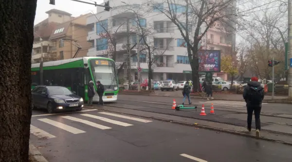 baiat pe trotineta accidentat pe linia de tramvai 41 circulatie blocata galerie foto