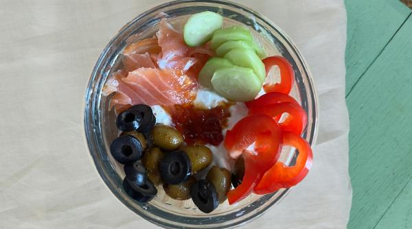 bol cu cottage cheese si somon afumat reteta rapida perfecta pentru mic dejun sau cina