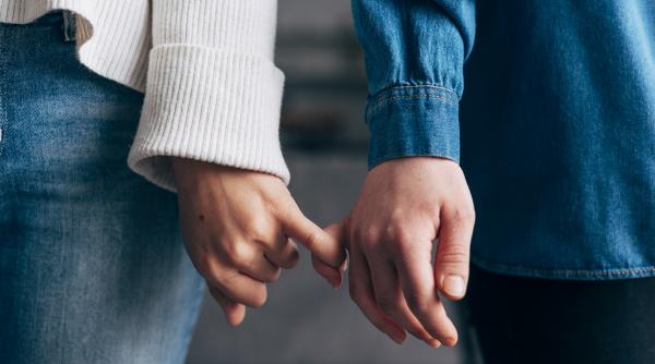 extremele se atrag mit sau realitate o intrebare pe care toti o pun intr o relatie poveste de hollywood care se termina prost video