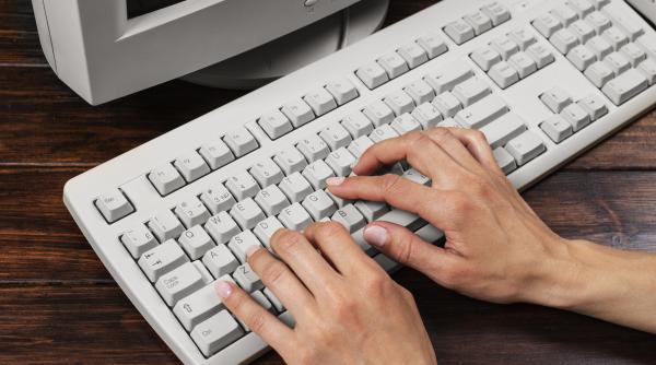 de ce tastatura nu e in ordine alfabetica cum a supravietuit qwerty timp de peste 140 de ani