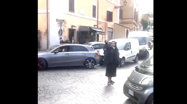 emilia jitaru calugarita din romania ce a devenit virala la roma dirijeaza traficul ca un politist adevarat video