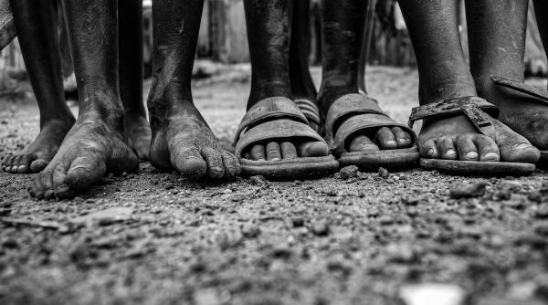 zece femei si copii au fost rapiti dintr un sat din nigeria