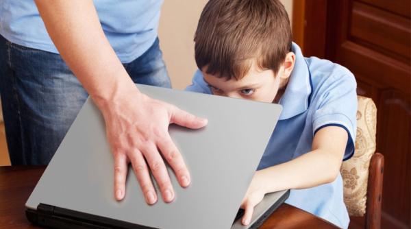 parlamentul european cere o varsta minima de 16 ani pentru accesul la retelele sociale