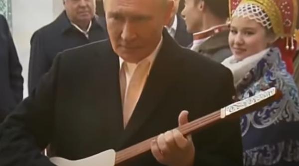 putin a incearcat sa cante la cobza asiatica si a ratat momentul cobzarul de la kremlin imagini virale video