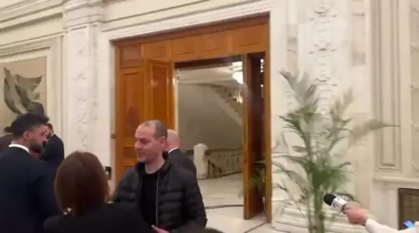 ofiterul de presa care i a imbrancit pe jurnalisti pentru ca voiau sa i adreseze intrebari lui bolojan cercetat disciplinar