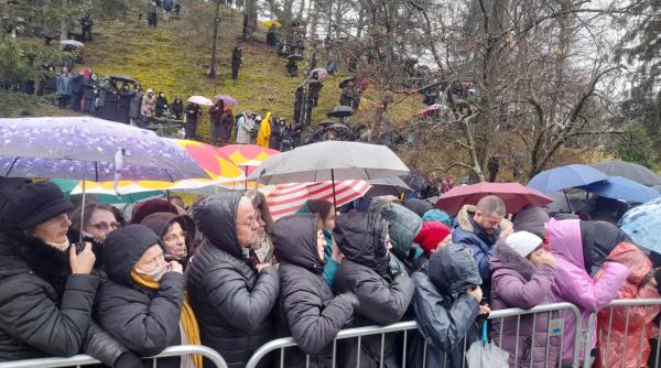 foto reportaj la prislop credinciosii au infruntat ploaia pentru canonizarea sfantului arsenie