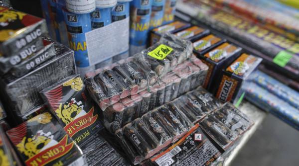 politia a confiscat sute de materiale pirotehnice ilegale din casa unui tanar din botosani