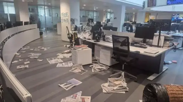 redactia ziarului la stampa devastata de protestatarii care au intrat peste jurnalisti