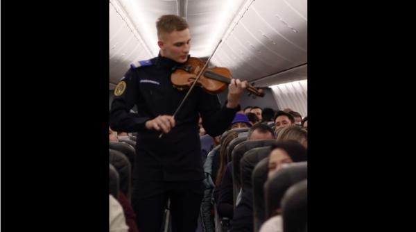 video moment special de ziua romaniei la peste 10 000 de metri altitudine un jandarm a cantat in avion imnul romaniei la vioara