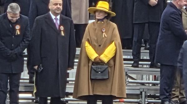 cine este femeia din primul rand cu palarie galbena si adidasi de la parada de 1 decembrie