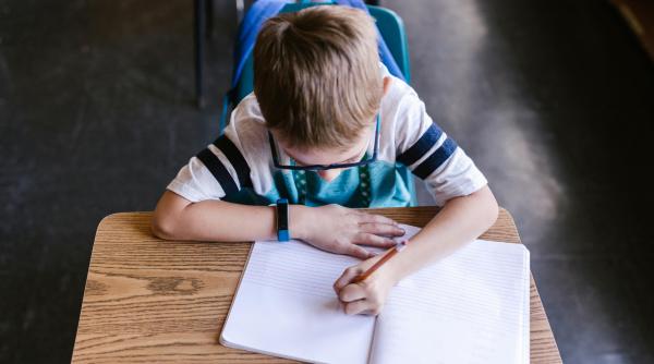 scandal intr o scoala bine cotata din bucuresti copil abandonat in ploaie culmea ca profesor stau sa astept parintele