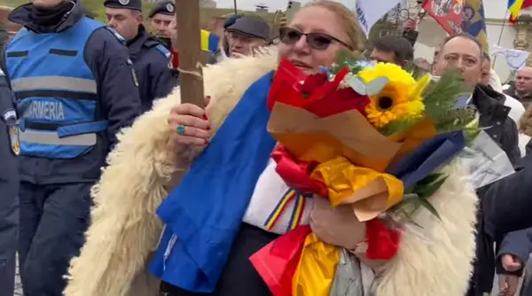 cat costa cojocul purtat de diana sosoaca la alba iulia de 1 decembrie