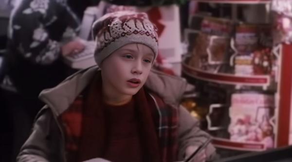 cine transmite singur acasa la tv in 2025 primul film al seriei pe 6 decembrie