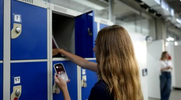 parlamentul a aprobat o lege care interzice telefoanele mobile in scoli