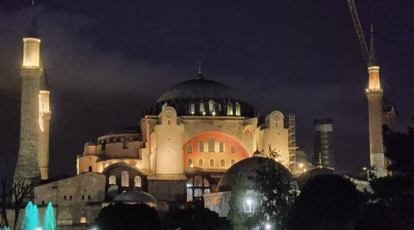 romanca intamplare socanta in hagia sophia din istanbul tocmai isi facuse o poza cu fetitele sale o mare mizerie