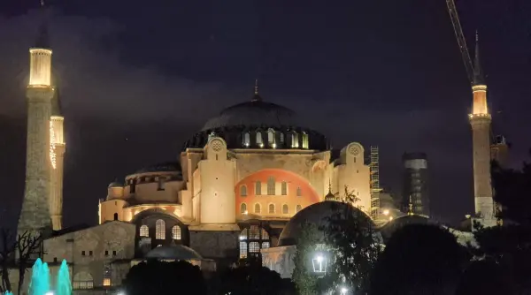 romanca intamplare socanta in hagia sophia din istanbul tocmai isi facuse o poza cu fetitele sale o mare mizerie