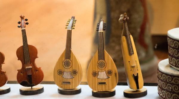 cobza a fost inclusa in patrimoniul cultural imaterial unesco