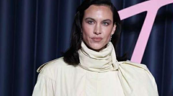 cum sa stilizezi culoarea anului 2026 cloud dancer inspiratii de pe covorul rosu