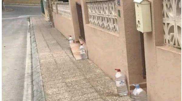incredibil de ce tin spaniolii bidoane cu apa in poarta