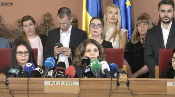 vicepresedinte al curtii de apel de bucuresti in timpul conferintei ma suna lia ma duc sa vorbesc