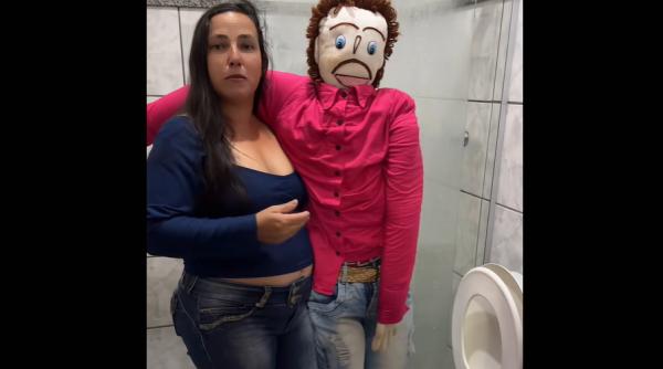 femeia casatorita cu o papusa de carpa sustine ca a ramas insarcinata cu aceasta pentru a patra oara video