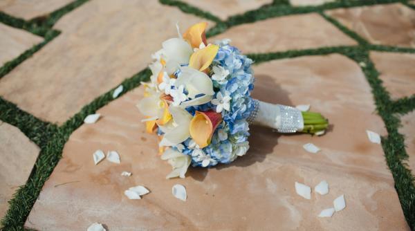 final neasteptat pentru o mireasa in loc sa arunce buchetul s a aruncat cu pumni