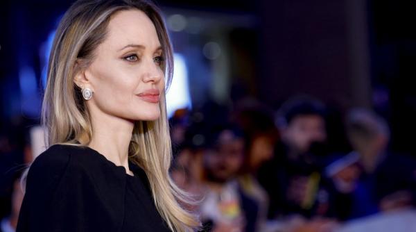 angelina jolie isi arata cicatricile dupa dubla masectomie ca inspiratie pentru femeile care lupta cu cancerul