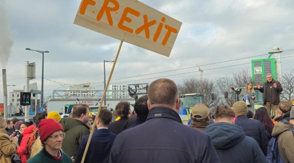protest al fermierilor in fata parlamentului european pancarte cu frexit si tractoare in strada poze