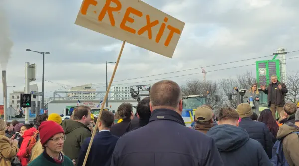 protest al fermierilor in fata parlamentului european pancarte cu frexit si tractoare in strada poze