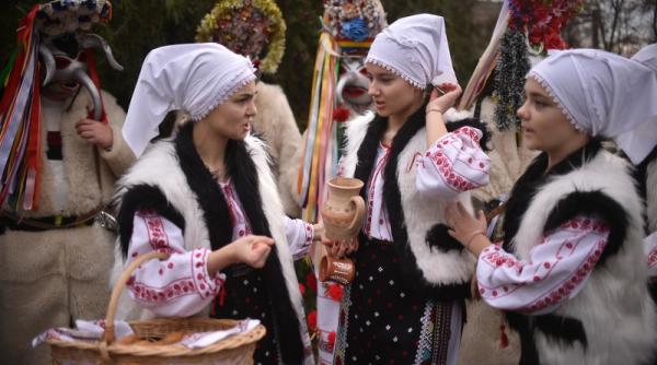 semnificatia colindelor de craciun cand se merge la colindat si de ce traditii si obiceiuri casele nu se inchid copiii aduc fericire si noroc