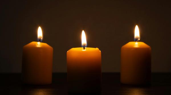 un brad plin de lumanari aprinse a ajuns viral pe internet dsu avertizeaza populatia sa aiba grija