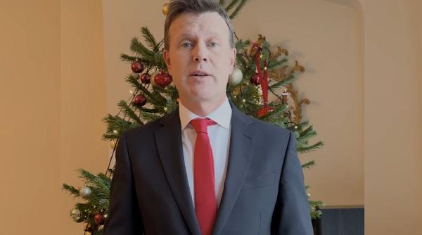 ambasadorul britanic giles portman a colindat romaneste