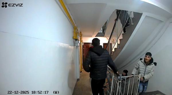 un grup de colindatori suparati au vandalizat usile unor apartamente