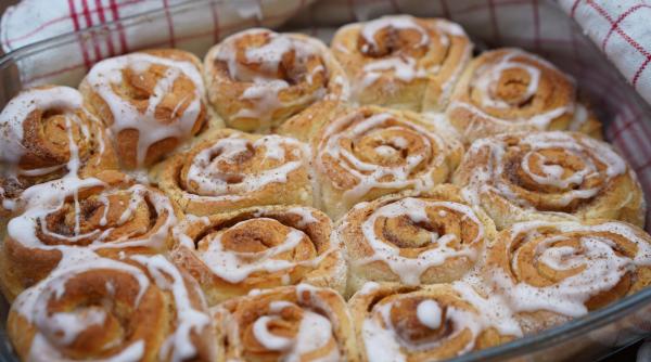 covrigi cu scortisoara reteta simpla a lui chef sorin bontea cine ii poate refuza