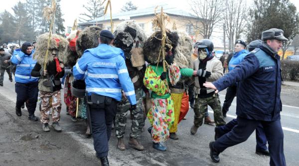 traditionala ciomageala de anul nou din ruginoasa marcata de o incaierare cu jandarmii