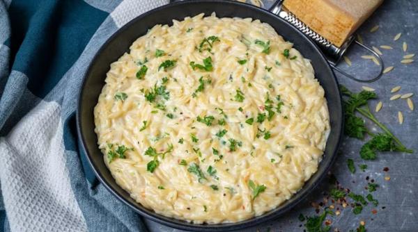 paste orzo cremoase cu lamaie si spanac un preparat ieftin gata in 10 minute