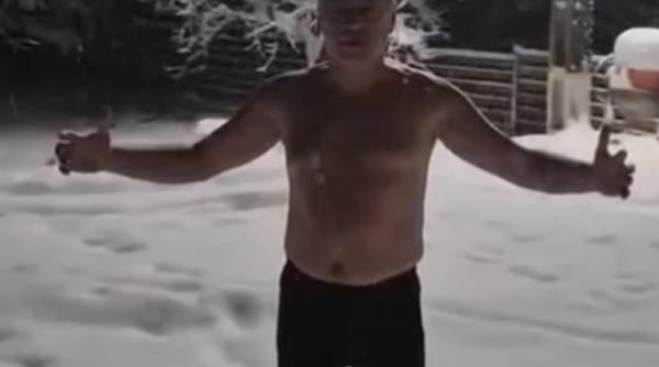 vicepresedintele curtii de conturi baie in zapada la bustul gol dupa doua zile fara energie electrica video