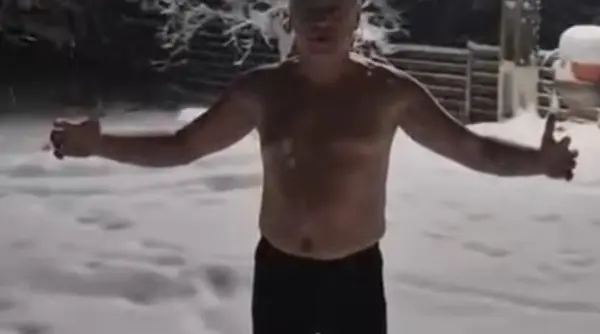 vicepresedintele curtii de conturi baie in zapada la bustul gol dupa doua zile fara energie electrica video