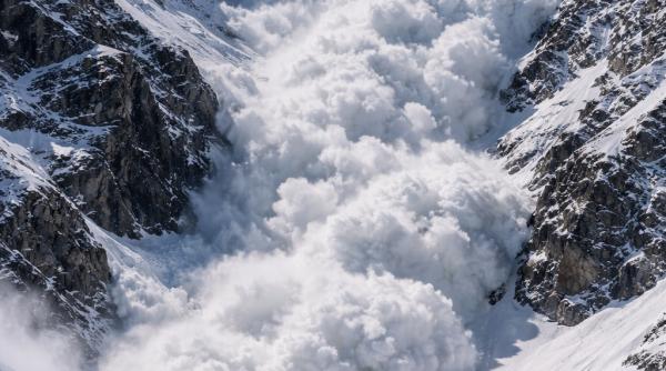 risc crescut de avalansa in masivul valcan turistii sunt avertizati sa nu paraseasca zona schiabila