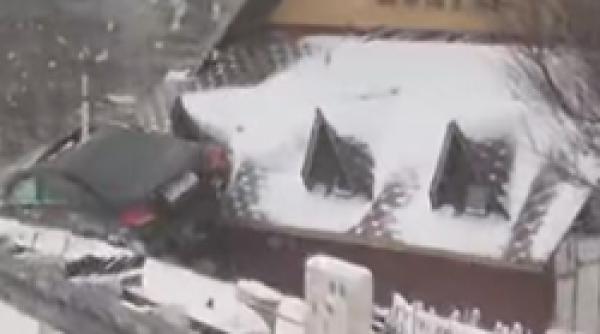 o masina a derapat si a ajuns pe acoperisul unei pensiuni