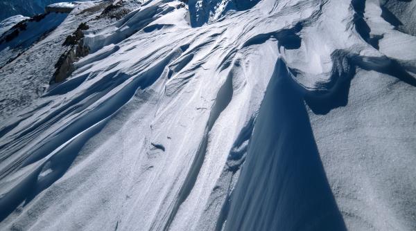 atentie turisti alerte de avalanse in muntii fagaras bucegi tarcu godeanu evitati deplasarea in aceste zone