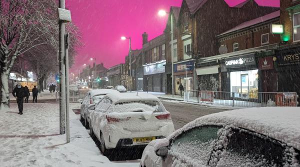 cer de nuanta roz aprins in marea britanie de unde era de fapt misterioasa lumina vazuta in birmingham timpul furtunii goretti
