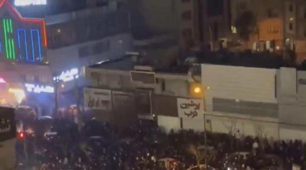 protestele continua in iran cetatenii fara acces la bani dupa ce internetul a fost blocat la nivel national