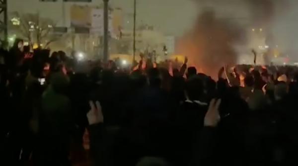 revolutia din iran e ca la noi pe 21 22 spune caramitru dumnezeu sa le dea forta si curaj si sa ii pazeasca 2 milioane de oameni in strada