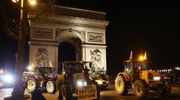 fermierii francezi protesteaza impotriva acordului ue mercosur sute de tractoare pe strazile din paris